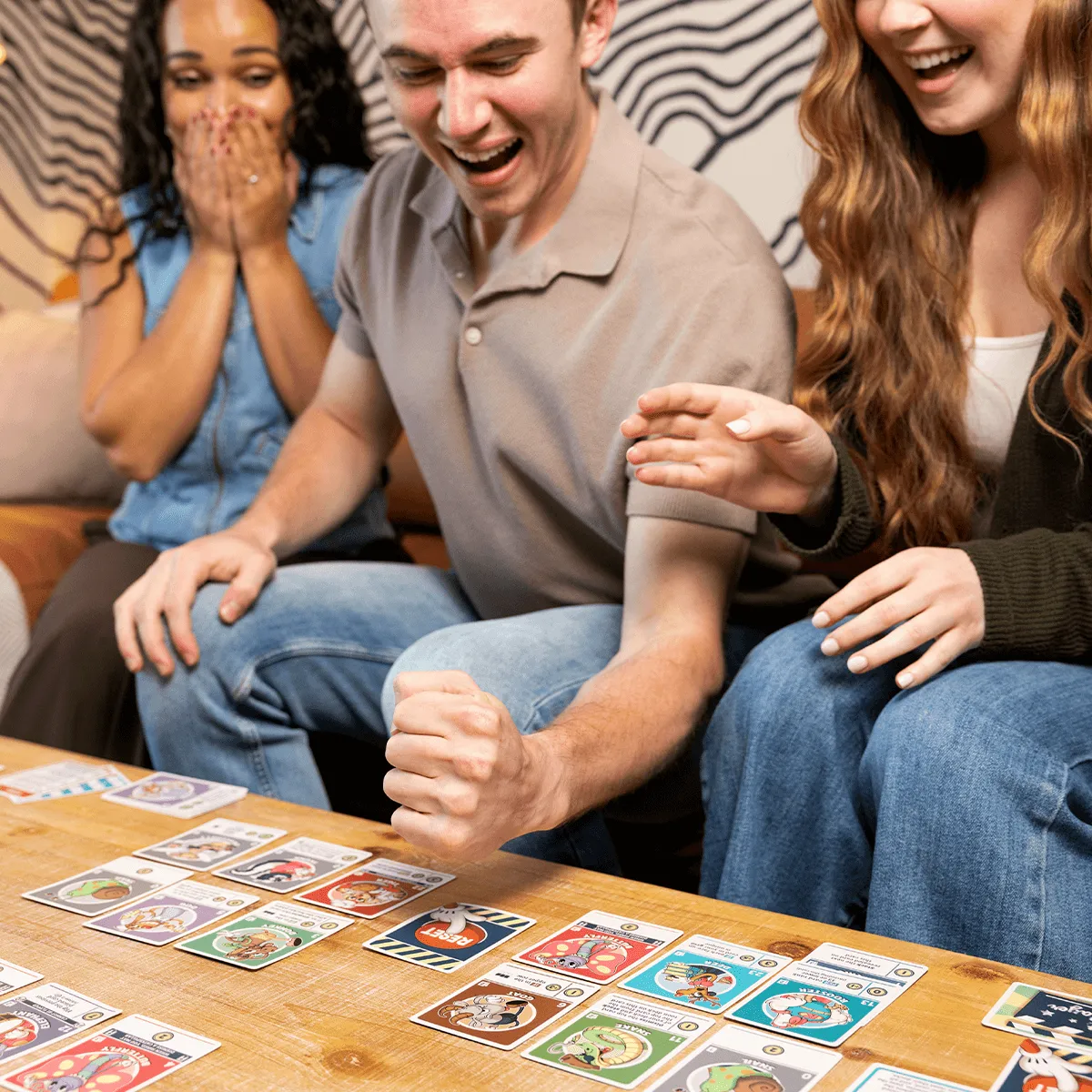 Pessoas jogando FlipToons com a carta de Botão de Reset na mesa